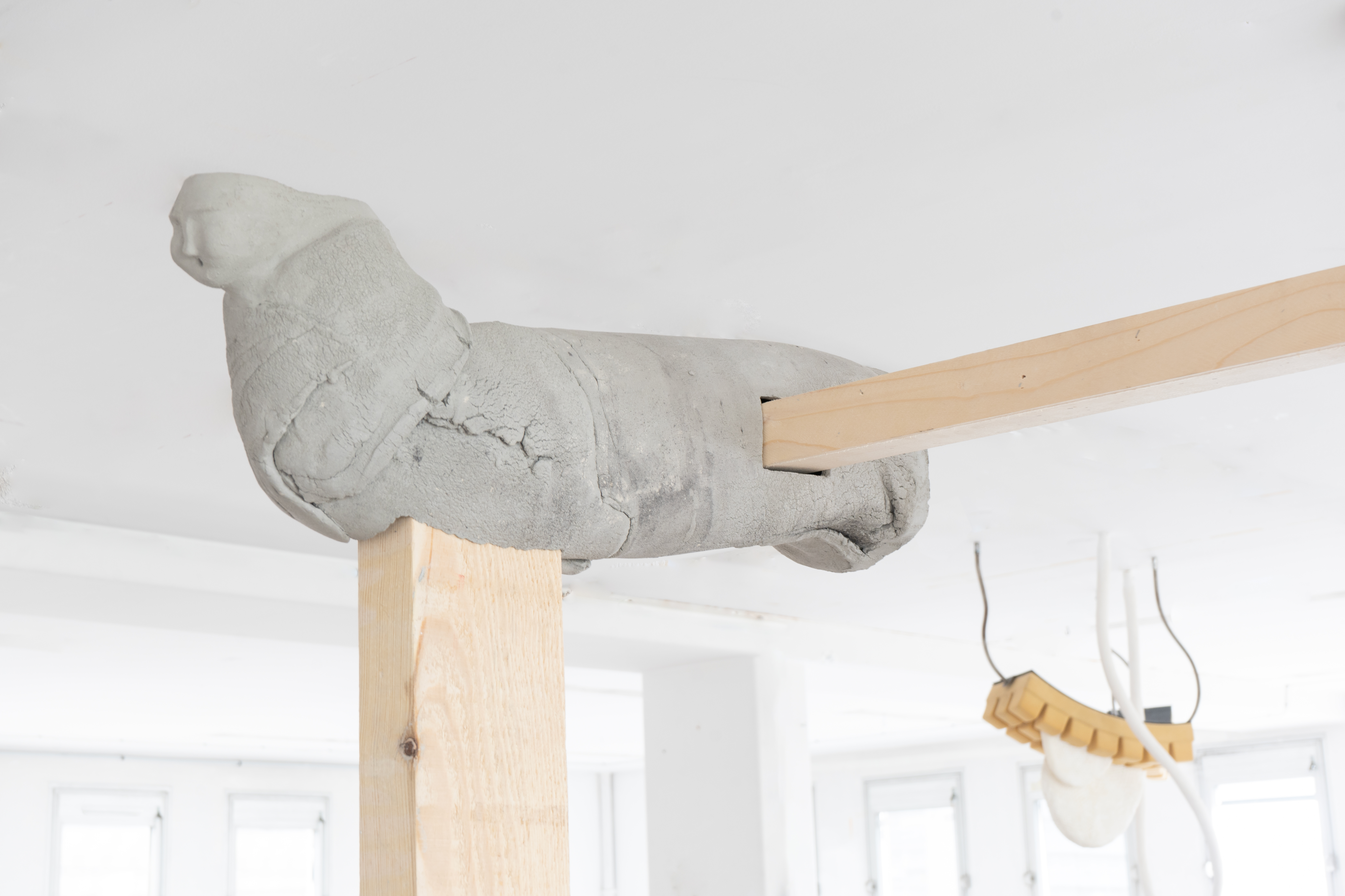 Vivos Voco, J'en appelle au vivant, 2024. céramique, bois, dimensions variables. Photo © Pierre Sérot